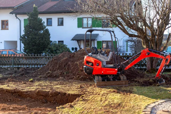 ドライバーなしでピットを掘る従来のクローラ掘削機 — ストック写真