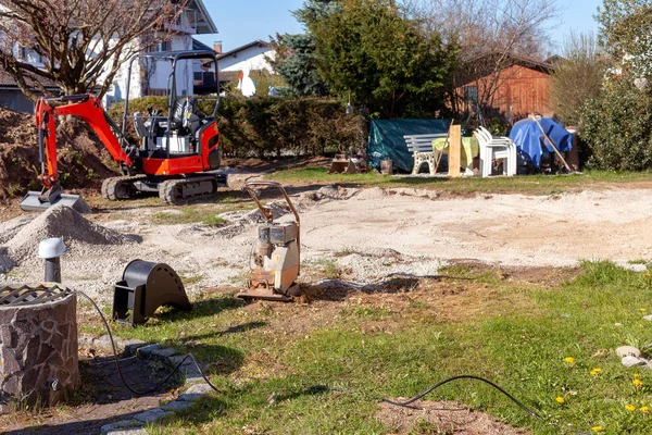 Costruzione Una Terrazza Con Escavatore Piastra Vibrante Secchio Escavatore — Foto Stock