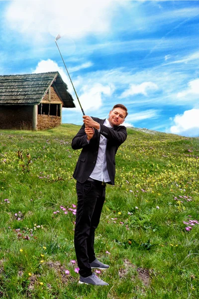 Man Business Suit Standing Mountain Meadow Golf Club — Stock Photo, Image