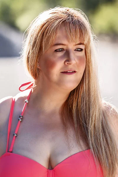 Atrakcyjna Pulchna Blond Kobieta Zbliżający Się Portret Zewnątrz Letnim Słońcu — Zdjęcie stockowe