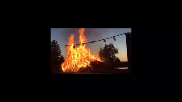 Gran Pila Leña Ardiendo Lago Noche Con Fuego Alto — Vídeos de Stock