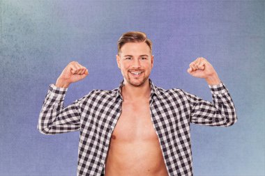 Neşeli adam gülmek ve gökyüzü üzerinde bir üst vücut ön görünümünde her iki yumrukları ile hava pompalama kişisel bir başarı tezahürat