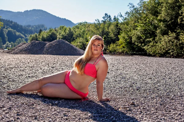 Attractive Size Blond Woman Red Bikini Posing Reclining Pebbly Beach — Stock Photo, Image