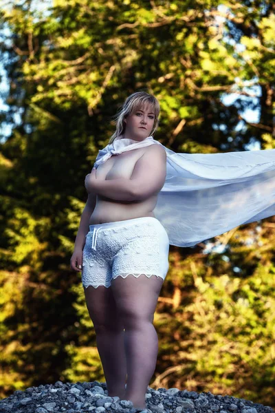 Full Body Shot Oversize Täcker Hennes Bröst Med Armarna Korsade — Stockfoto