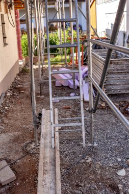 Merdiven iskele ile bir kabuk sadece bir ayak ile bir tahta üzerinde duran