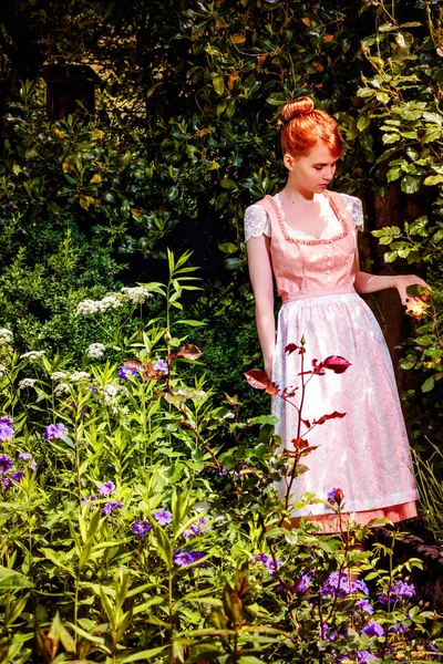 Молода Жінка Дирндлі Вашому Саду Тримає Жовту Троянду Руці — стокове фото
