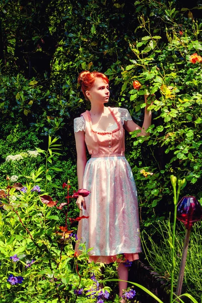 Jovem Mulher Dirndl Seu Jardim Segura Uma Rosa Amarela Sua — Fotografia de Stock