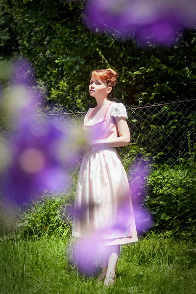Ung Flicka Med Rött Blont Hår Fotograferad Genom Blommor — Stockfoto