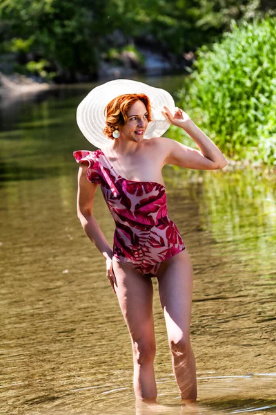 Červenovlasá Mladá Žena Slunečním Kloboukem Stojí Vodě Pláži Plavkách — Stock fotografie