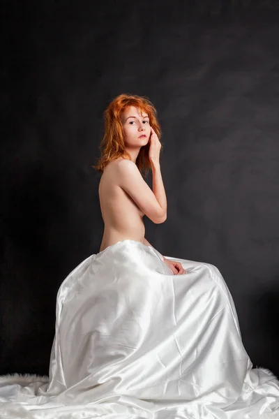 Kızıl Saçlı Genç Bir Kız Koluyla Göğüslerini Gizliyor — Stok fotoğraf