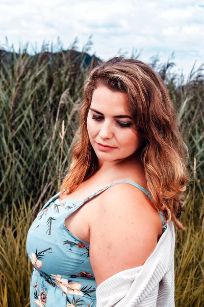 Portrait Une Femme Sensuelle Courbée Aux Gros Seins — Photo