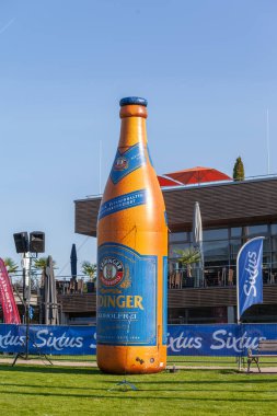 Schliersee, Almanya - 12 Eylül 2020: Erdinger Alkoholfrei Sixtus 'un şişme bira şişesi Schliersee 2020' yi işletiyor