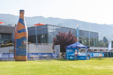 Schliersee, Almanya - 12 Eylül 2020: Erdinger Alkoholfrei Sixtus 'un şişme bira şişesi Schliersee 2020' yi işletiyor