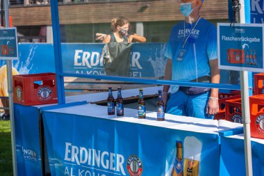 Schliersee, Almanya - 12 Eylül 2020: Erdinger Alkoholfrei 'nin Sixtus' taki sayısı Schliersee 2020 'yi Corona koşulları altında yönetmektedir.