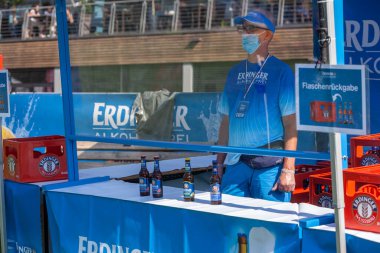 Schliersee, Almanya - 12 Eylül 2020: Erdinger Alkoholfrei 'nin Sixtus' taki sayısı Schliersee 2020 'yi Corona koşulları altında yönetmektedir.