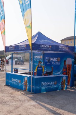 Alttting, Almanya - 13. Eyüp 2020: Erdinger Alkoholfrei 'nin terfi standı ve personeli OMV Half Marathon Alttting 2020' de Corona koşulları altında