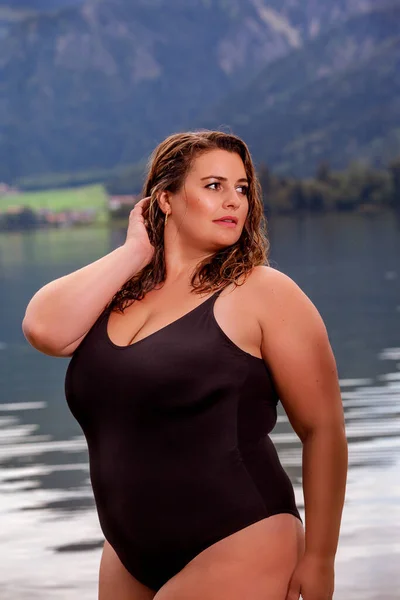 Chubby Woman Blond Hair Black Swimsuit — Stock Photo, Image