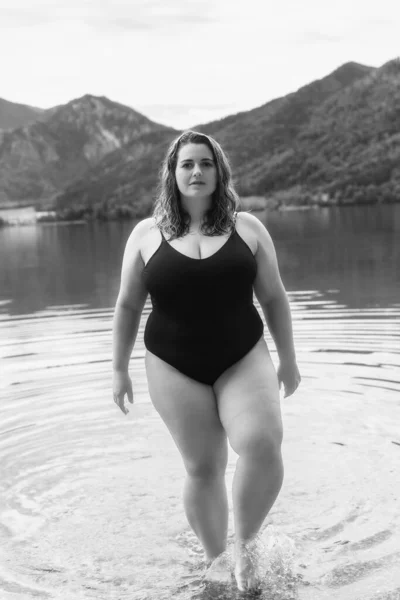 Mujer Regordeta Sale Del Agua Después Bañarse Imagen Blanco Negro — Foto de Stock