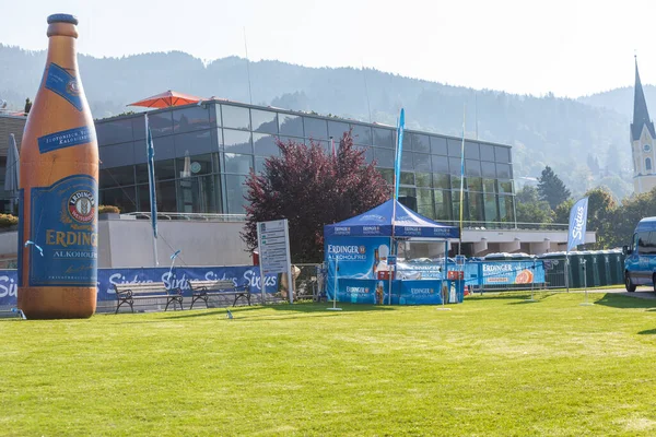 Schliersee, Almanya - 12 Eylül 2020: Erdinger Alkoholfrei Sixtus 'un şişme bira şişesi Schliersee 2020' yi işletiyor