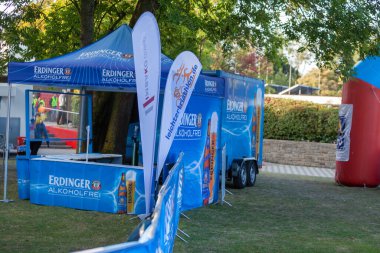 Ratingen, Almanya - 20 Eylül 2020: 12. Stadtwerke Ratingen Triatlonu 'ndaki Corona yüzünden perili koruma ile destek ve tanıtım