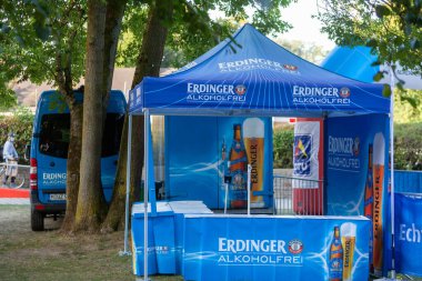 Ratingen, Almanya - 20 Eylül 2020: 12. Stadtwerke Ratingen Triatlonu 'nda geçiş bölgesinde bisiklet yarışı