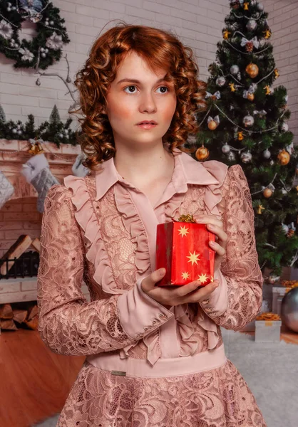 Mladá Žena Zrzavými Kudrnatými Vlasy Pózuje Dárkem Ruce Před Vánoční — Stock fotografie