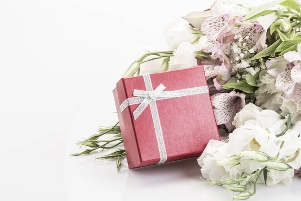 Röd Presentbox Och Blommor Vit Med Kopia Utrymme — Stockfoto