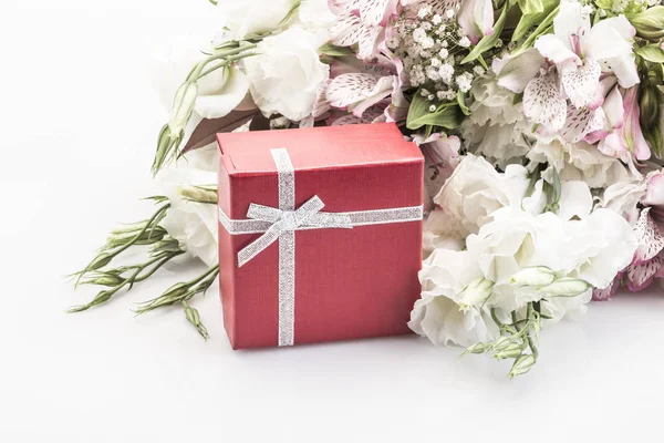 Eine Rote Geschenkschachtel Und Blumen Auf Weiß Mit Kopierraum — Stockfoto