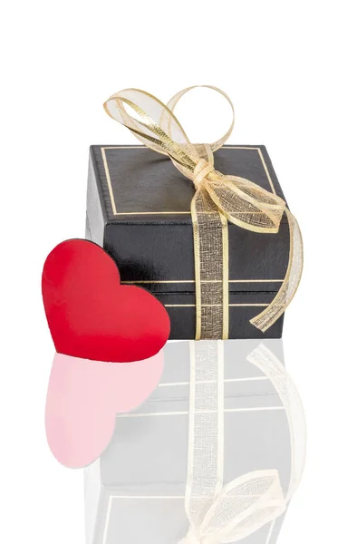 Una Confezione Regalo Cuore Rosso Bianco Con Riflesso — Foto Stock