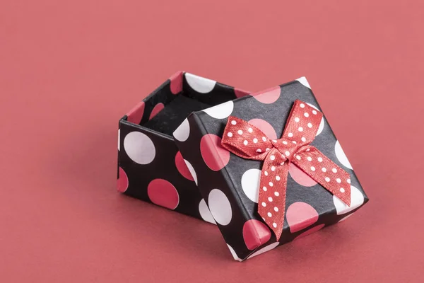 Eine Geöffnete Kleine Geschenkschachtel Auf Rotem Hintergrund Mit Kopierraum — Stockfoto