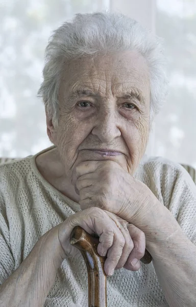 Eine Reizende Seniorin Lehnt Hause Auf Einem Holzstock — Stockfoto
