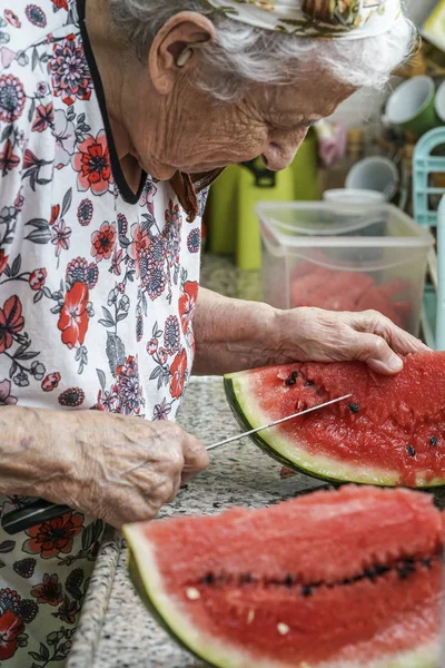 Senior Kvinna Skärande Vattenmelon Köket — Stockfoto