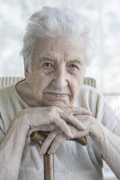 Eine Reizende Seniorin Lehnt Hause Auf Einem Holzstock — Stockfoto