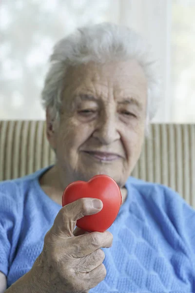 Mano Cerca Una Mujer Mayor Sosteniendo Corazón Rojo — Foto de Stock