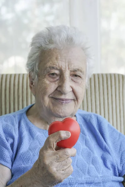 Una Anciana Feliz Sosteniendo Corazón Rojo — Foto de Stock