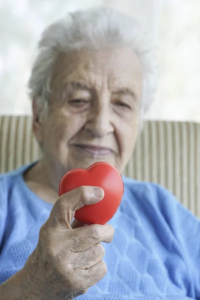 Mano Cerca Una Mujer Mayor Sosteniendo Corazón Rojo — Foto de Stock