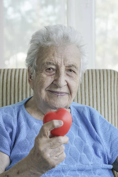 Una Anciana Feliz Sosteniendo Corazón Rojo — Foto de Stock