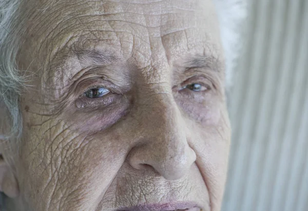 Nahaufnahme Faltiges Gesicht Einer Weinenden Seniorin — Stockfoto