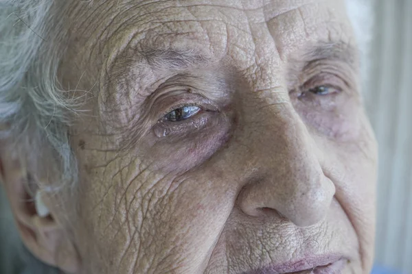 Nahaufnahme Faltiges Gesicht Einer Weinenden Seniorin — Stockfoto