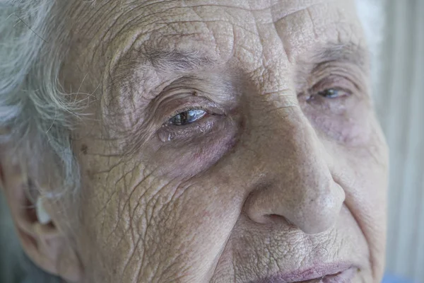 Closeup Ağlıyor Üst Düzey Bir Insan Yüzü Buruşuk — Stok fotoğraf