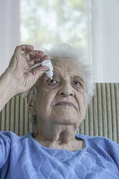 Una Mujer Mayor Aplicando Gotas Para Los Ojos Sola — Foto de Stock