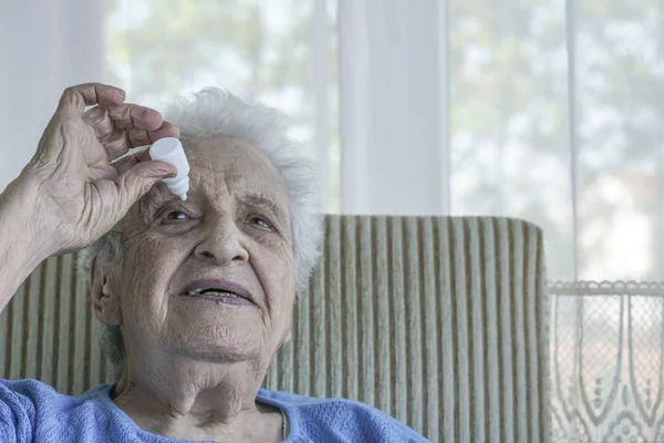 Una Mujer Mayor Aplicando Gotas Para Los Ojos Sola — Foto de Stock