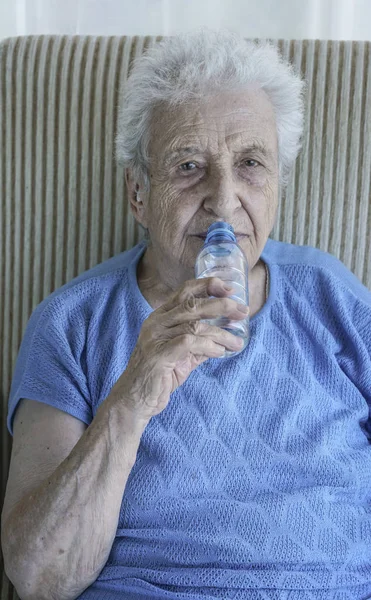 Una Encantadora Mujer Mayor Bebiendo Agua Una Botella — Foto de Stock