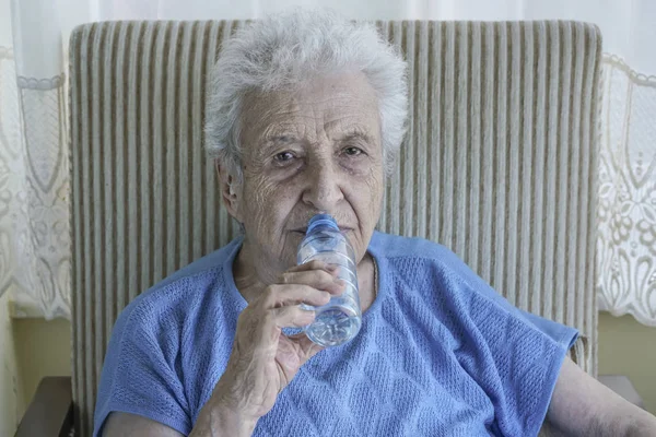 Una Encantadora Mujer Mayor Bebiendo Agua Una Botella — Foto de Stock