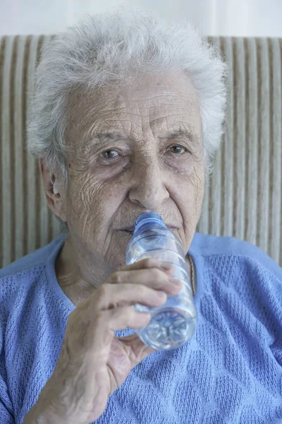 Una Encantadora Mujer Mayor Bebiendo Agua Una Botella — Foto de Stock
