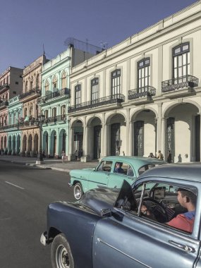 Havana, Küba - 09 Mayıs 2017; Havana, Küba'da yolda klasik Amerikan kart