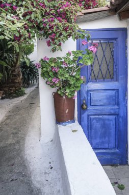 Tipik mavi renkli kapı bir evin eski şehir Atina Yunanistan.