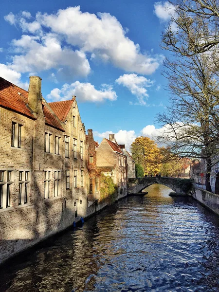 ヨーロッパのベルギー ブルージュの歴史的建造物に囲まれた運河 — ストック写真