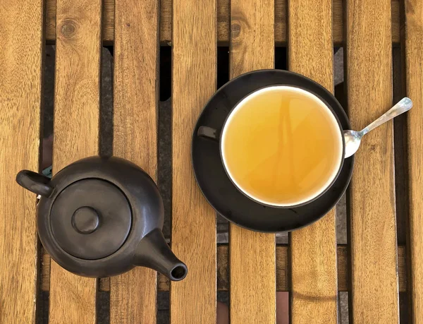 ティーポットと木製のテーブルでのお茶カップ — ストック写真