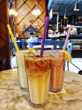 smoothies ve buzlu latte gözlük bir kafede masada